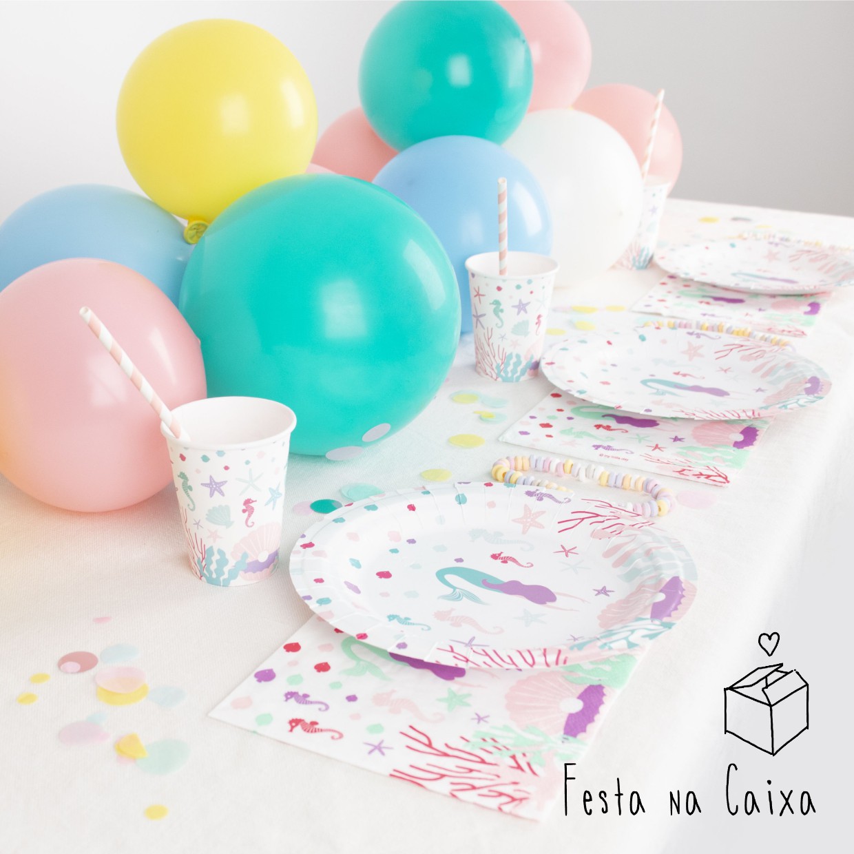 Conjunto de festa infantil com decoração marinha e balões coloridos