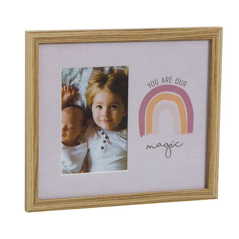 Moldura de madeira clara com foto e arco-íris decorativo com texto