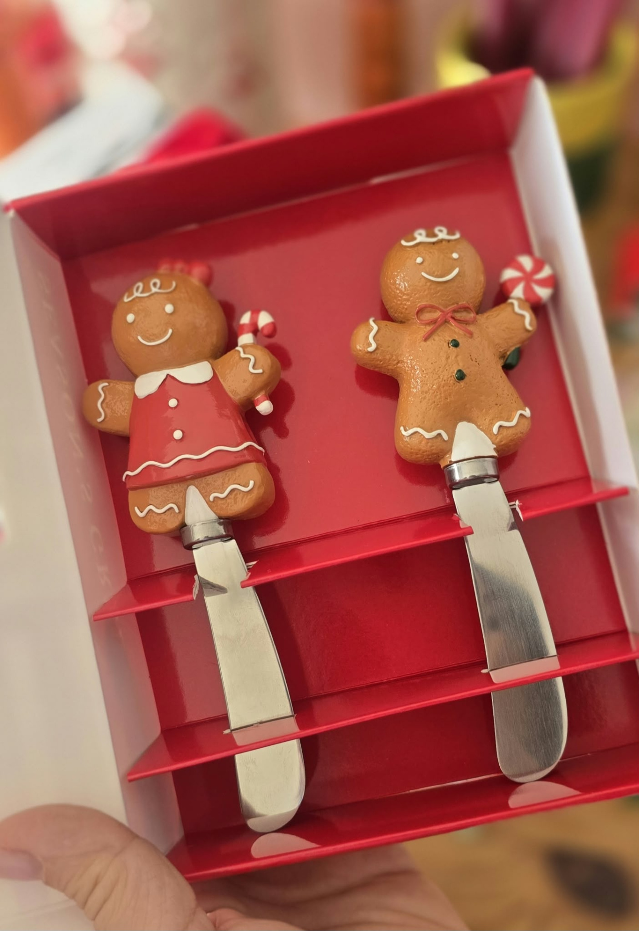 Conjunto de 2 espátulas para queijo com decoração de biscoitos de gengibre em caixa vermelha