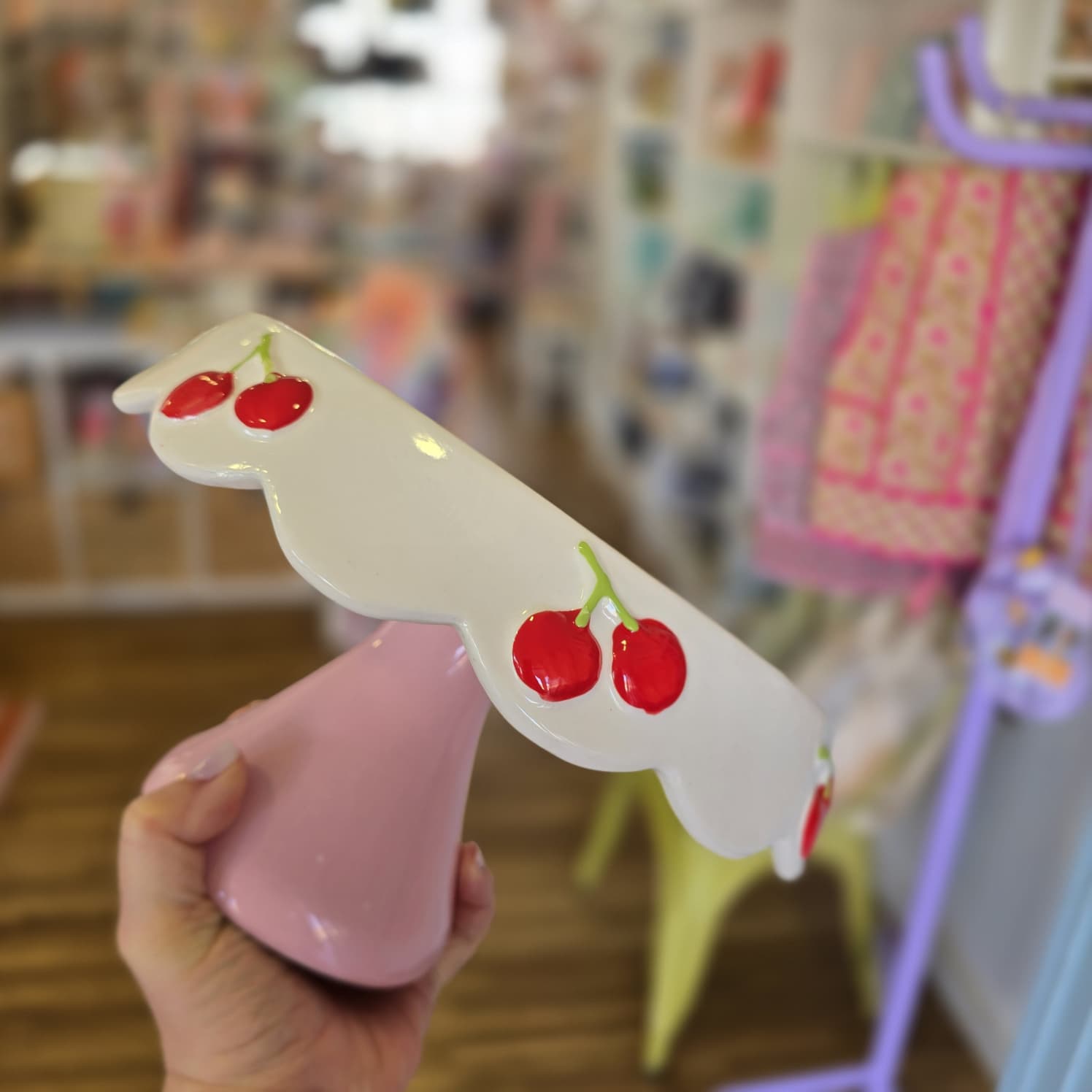 Taça ou prato de cerâmica rosa e branco com padrão de cerejas vermelhas