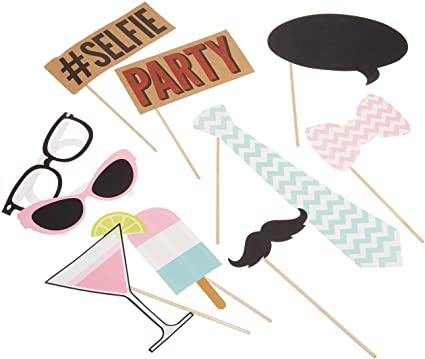 Adereços para festas em papel com hastes, incluindo óculos, cocktail, gelado, bigode, gravata, laço e placas com texto
