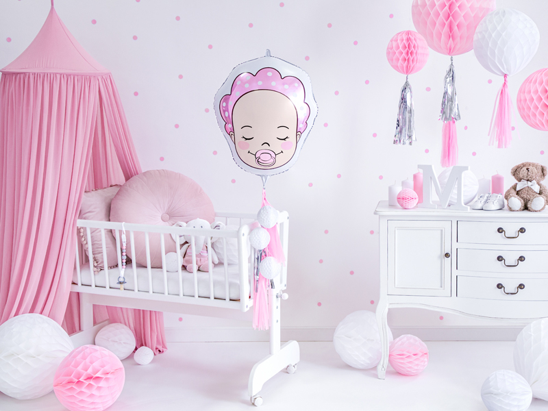 Quarto de bebé decorado em rosa e branco com berço e decoração temática de bebé.