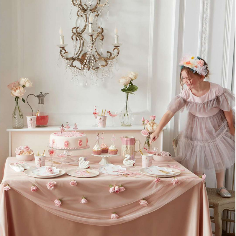 Mesa decorada para festa infantil com bolos e flores em tons de rosa e branco