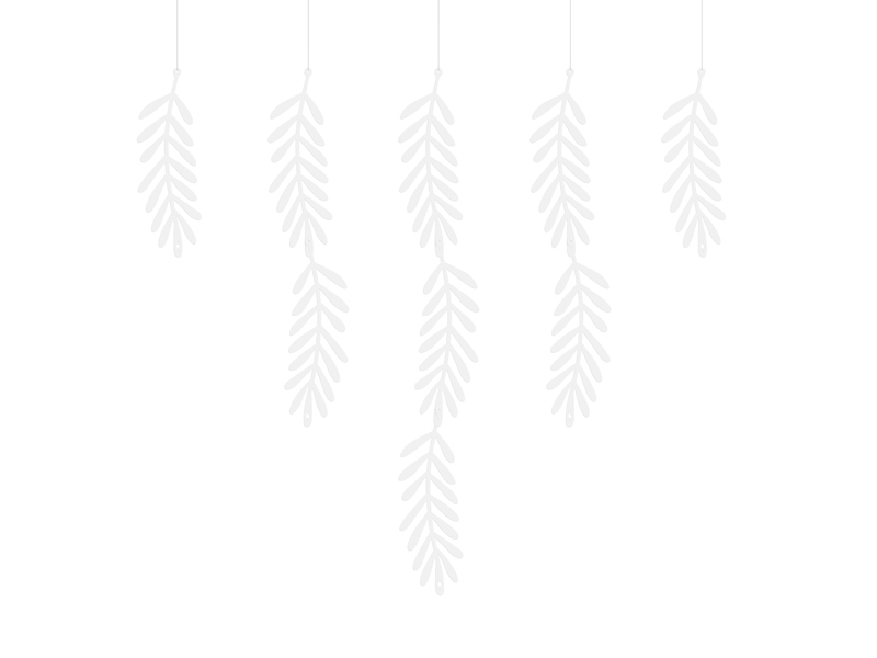 Sete palhetas de madeira penduradas contra fundo branco