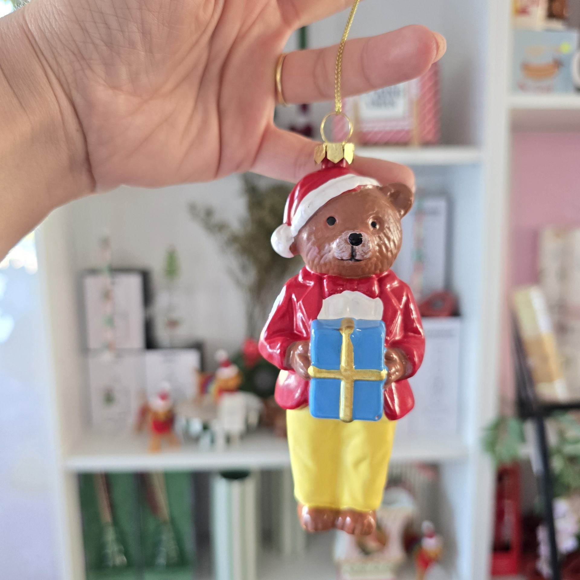 Boneco ursinho de Natal em cerâmica com presente azul