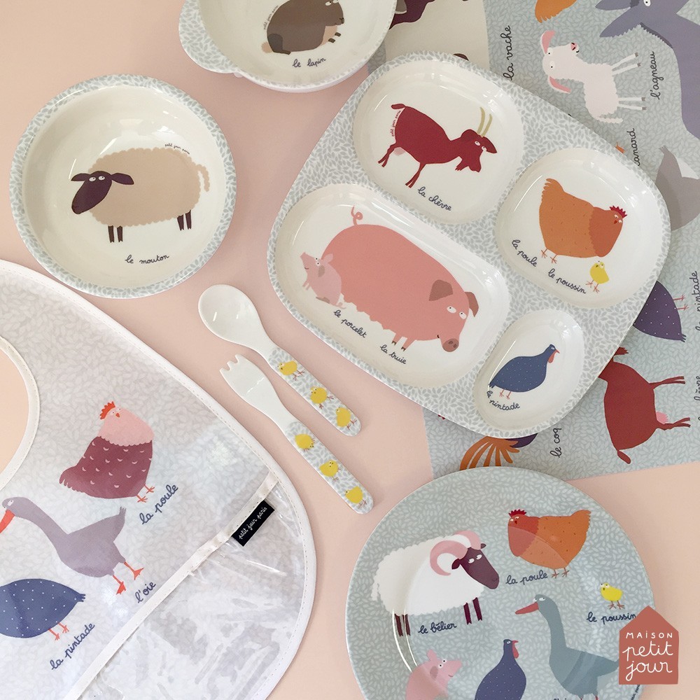 Conjunto infantil de louça e babete com ilustrações de animais da quinta