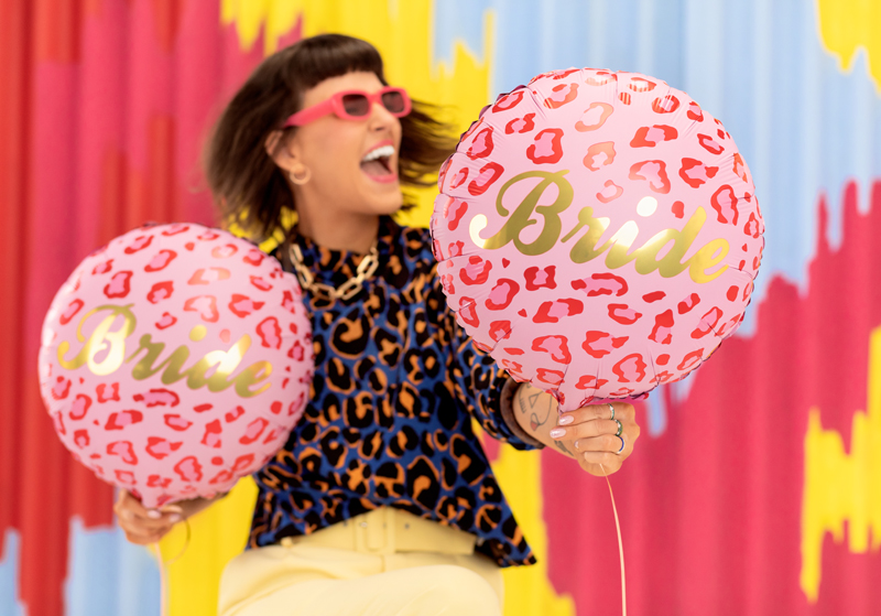 Bola de balão cor-de-rosa com padrão vermelho e texto 