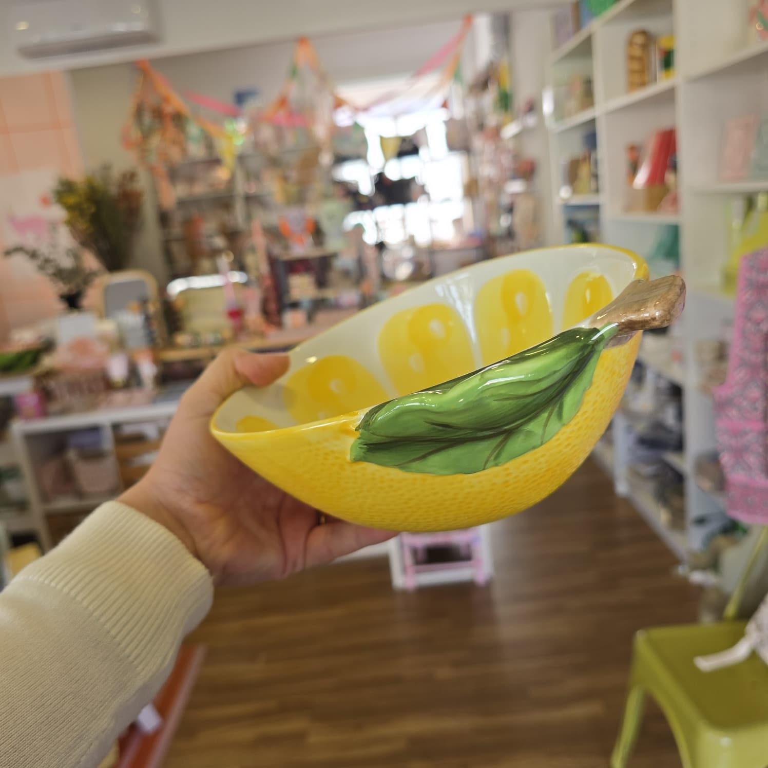 Taça de cerâmica amarela decorada com limão e folha verde em relevo