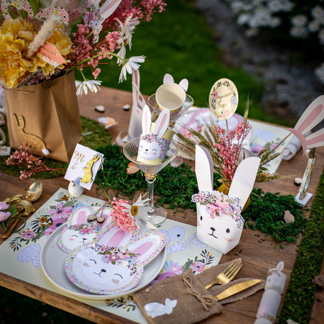 Mesa decorada para festa com tema de coelho em tons pastel e naturais