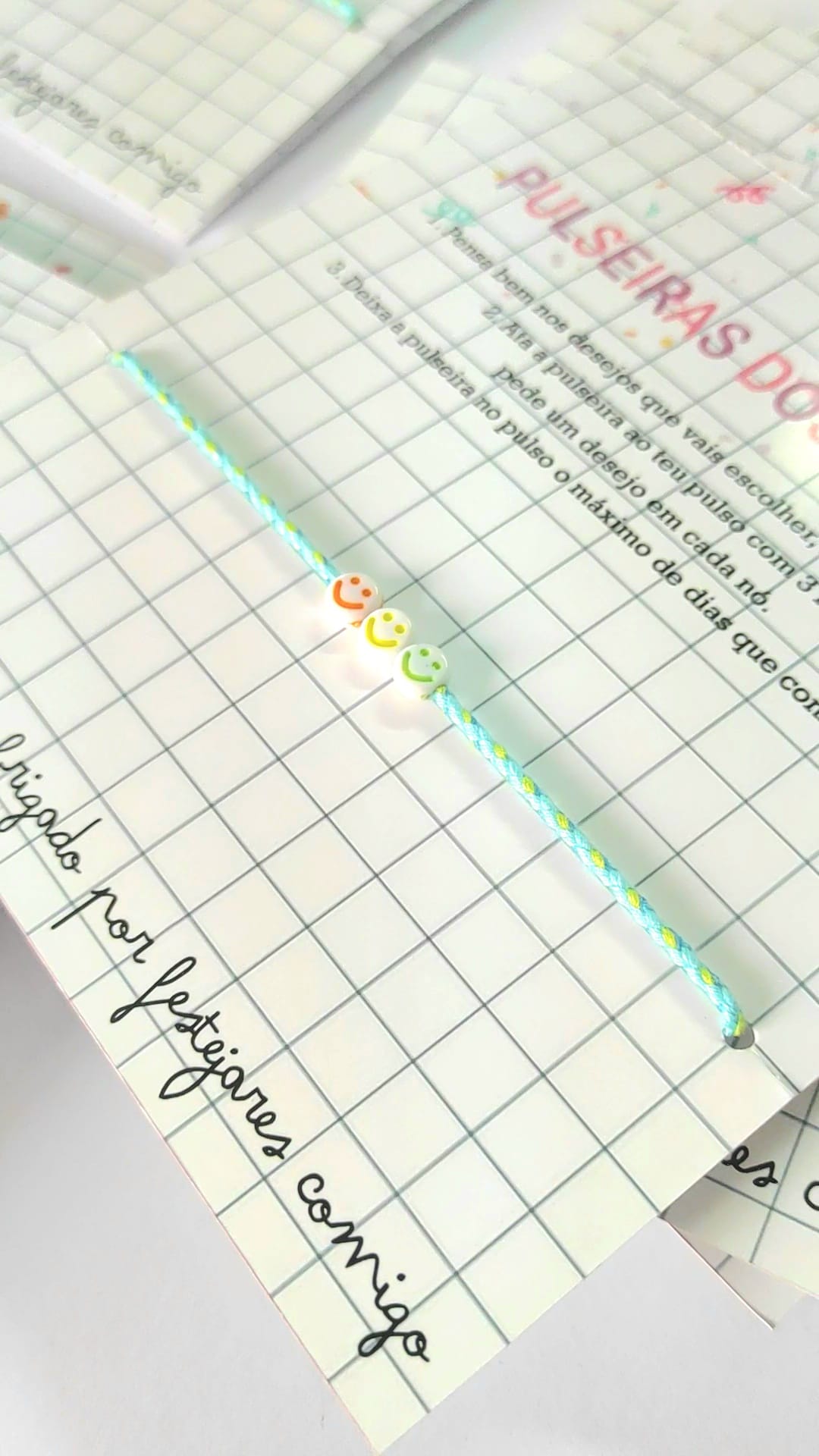 Pulseira com contas sorridentes em cartão quadriculado
