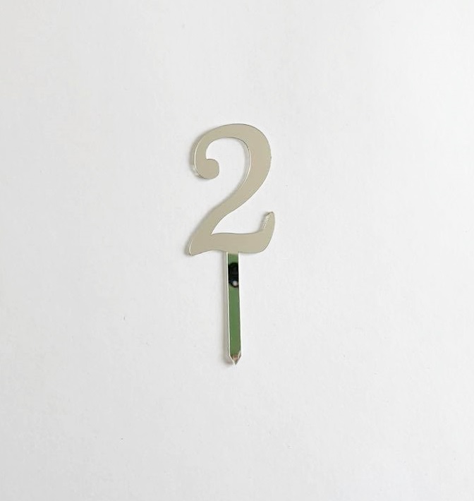 Número decorativo '2' em metal prateado