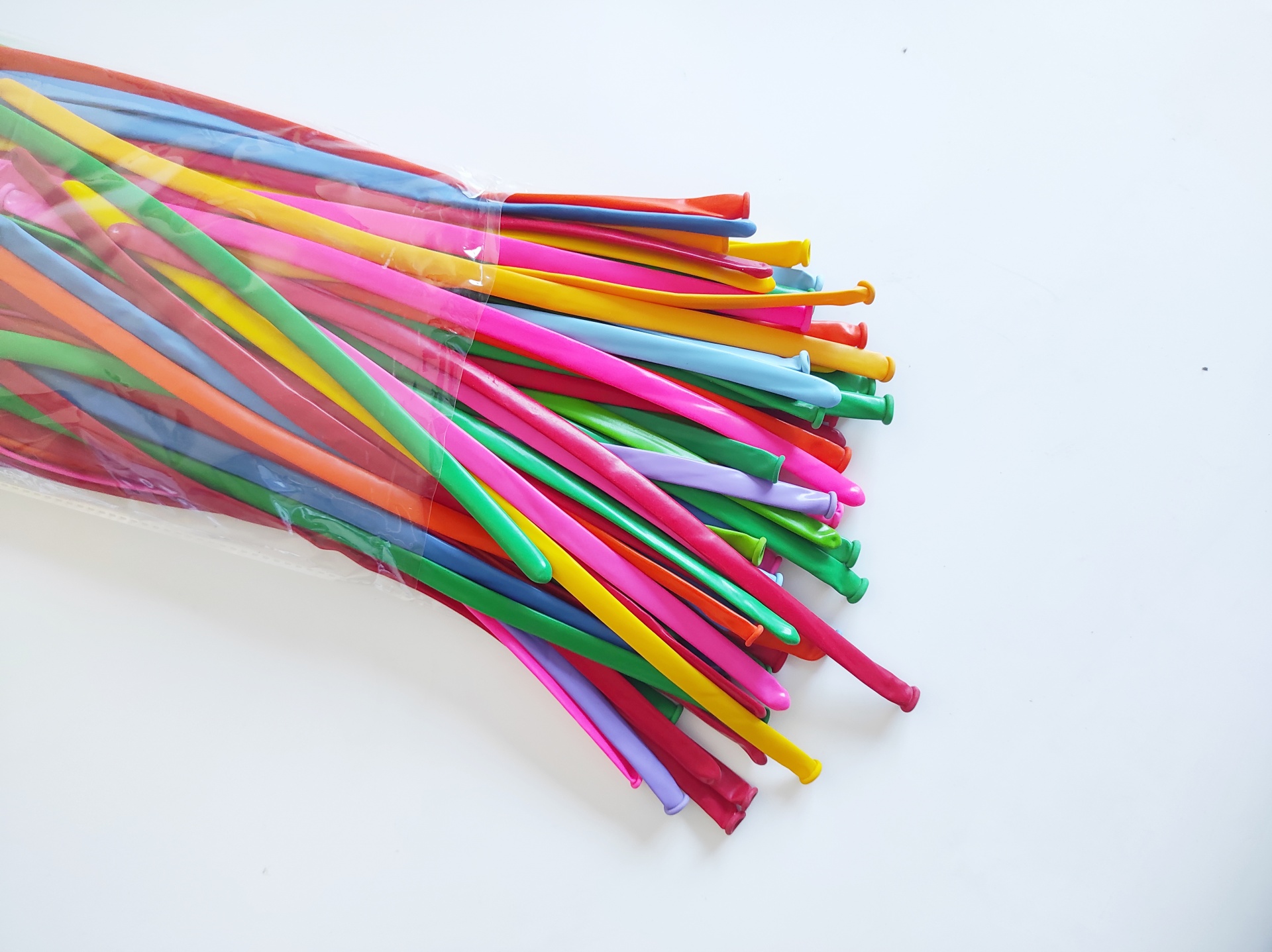 Varas finas coloridas e embaladas parcialmente em plástico