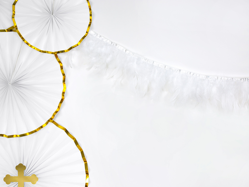 Três hóstias grandes com bordas douradas e tecido branco com franjas de crochê