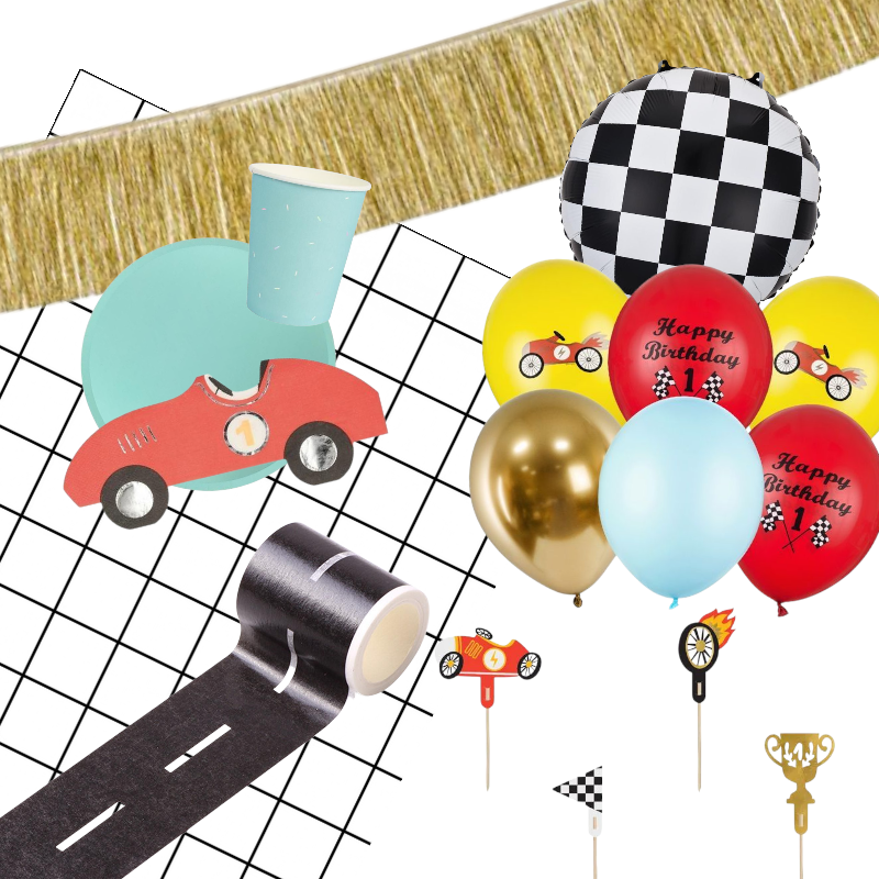 Decoração de festa de corrida com balões coloridos, fita adesiva de estrada, carro vermelho, copos e prato azuis, e enfeites de troféu e bandeiras.