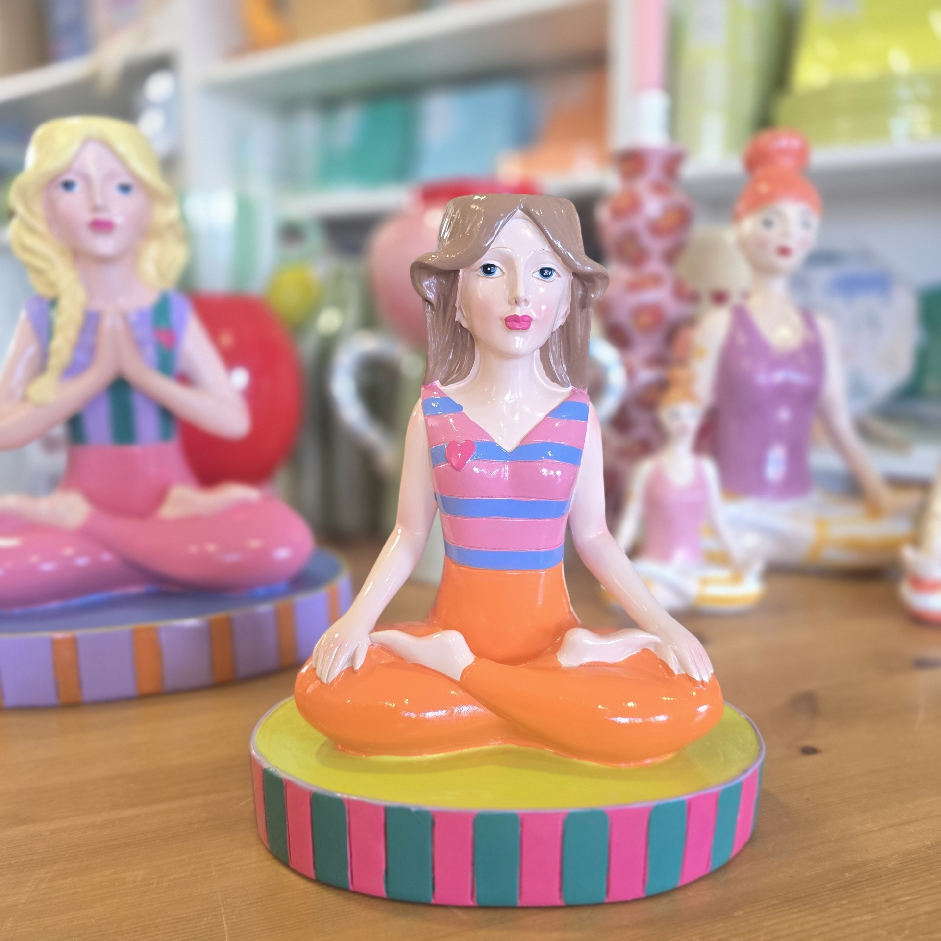 Figura decorativa mulher em pose de ioga cerâmica colorida