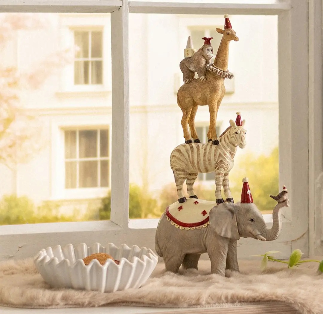 Decoração com escultura de animais em festa numa janela