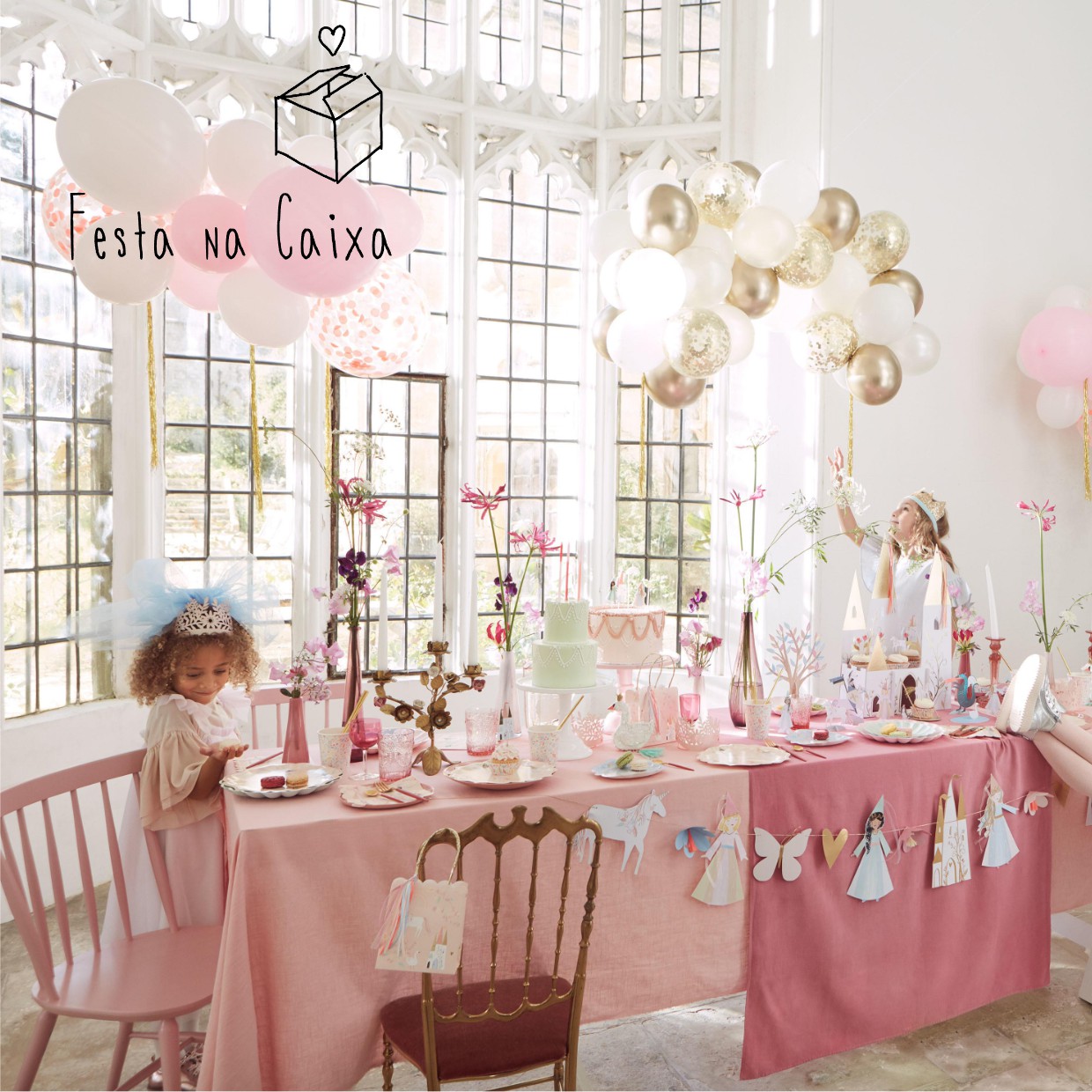 Festa infantil decorada com mesa rosa, balões e meninas vestidas de princesa