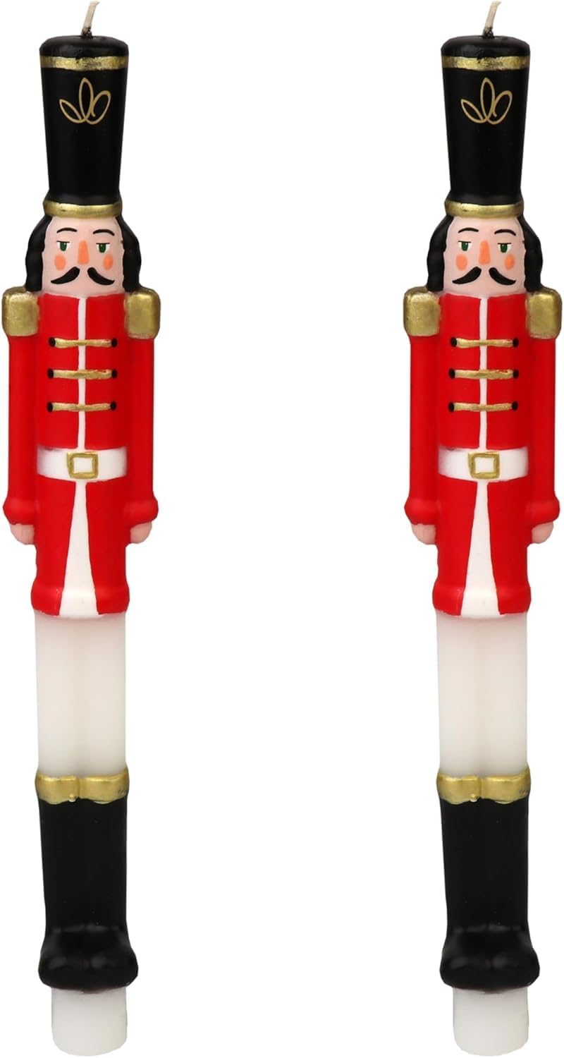 Castiçais brancos com decoração de soldados de brinquedo em vermelho, preto e dourado