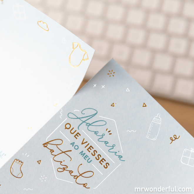 Cartão de batizado azul claro com texto e desenhos infantis em dourado e branco.