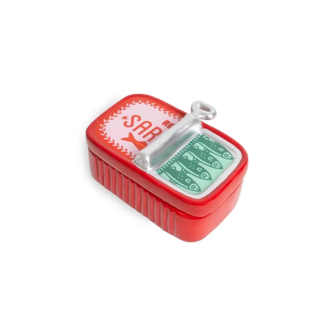 Caixa em cerâmica com design de lata de sardinhas e chave prateada