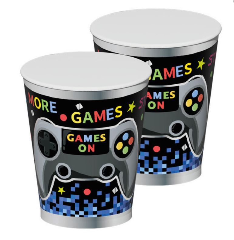 Copos descartáveis com design de videojogos e texto colorido