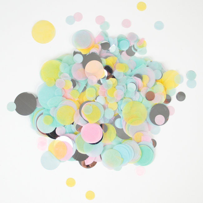 Confetes coloridos de papel em vários tamanhos sobre fundo branco