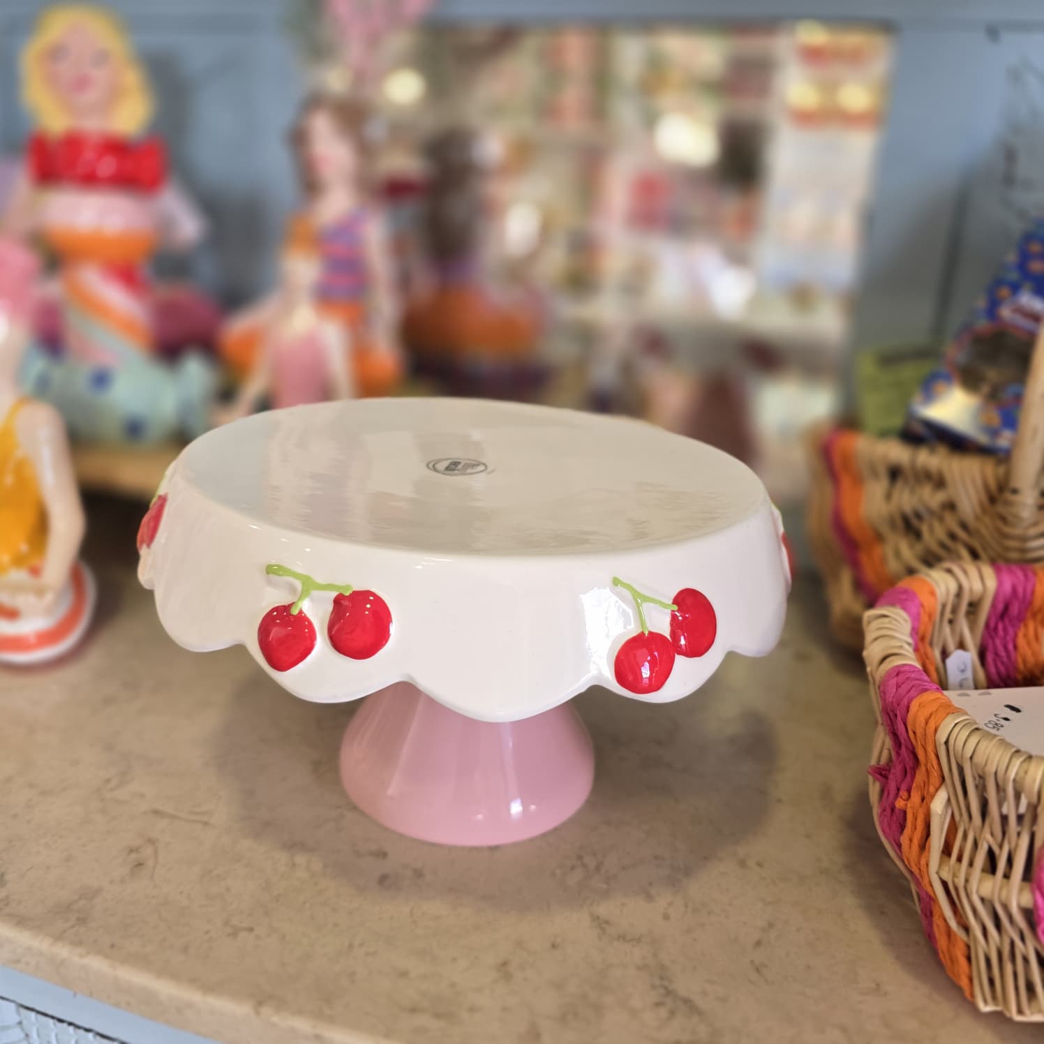 Suporte de bolo em cerâmica branco com base rosa e cerejas decorativas