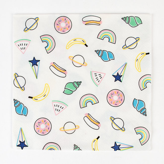 Pano branco com estampa colorida de planetas, alimentos e estrelas