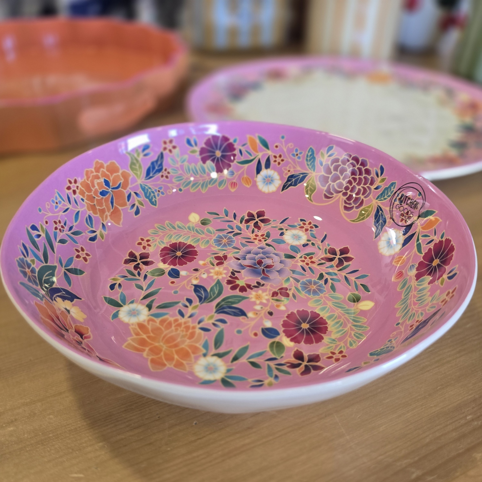 Prato raso de cerâmica cor-de-rosa com padrão floral colorido