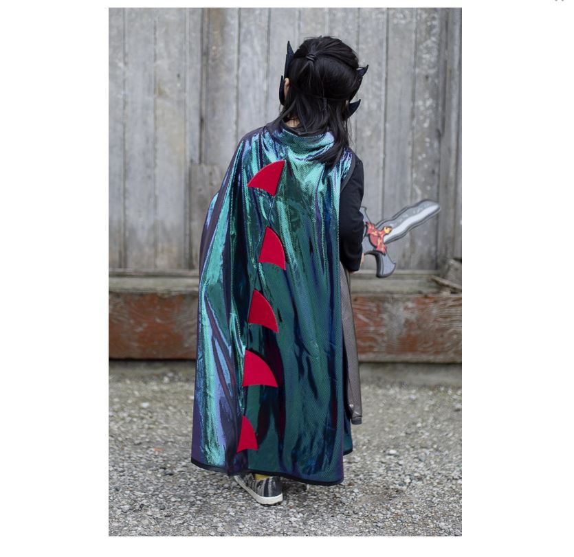 Criança vestindo capa verde iridescente com triângulos vermelhos e segurando espada de brinquedo