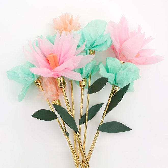 Bouquet de flores decorativas de papel em cores rosa, verde água e salmão com caules dourados