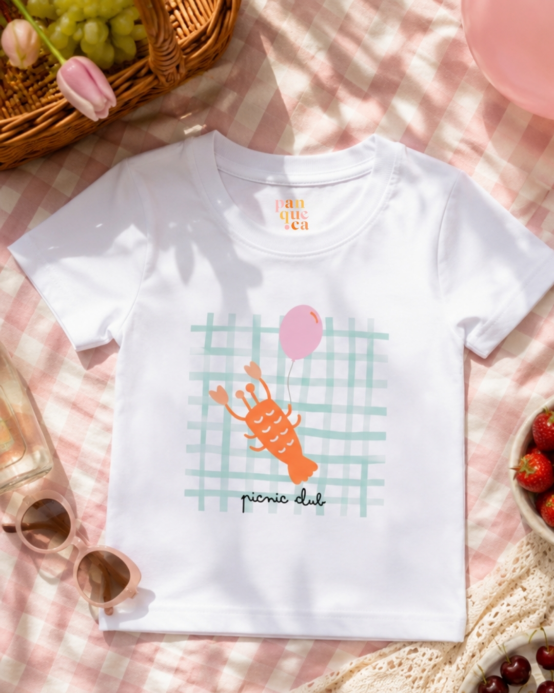 T-shirt branca com estampa colorida de lagostim e balão