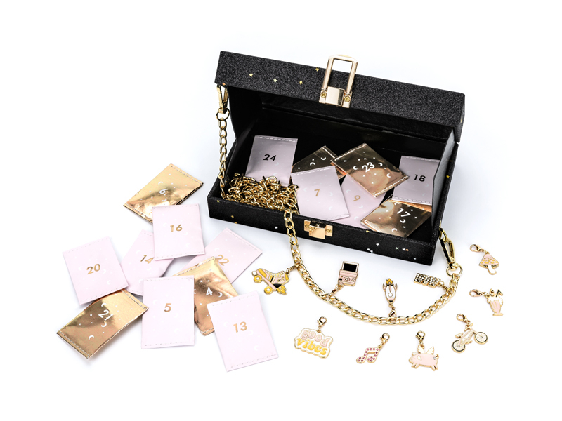 Caixa preta com corrente dourada, envelopes numerados e pendentes dourados