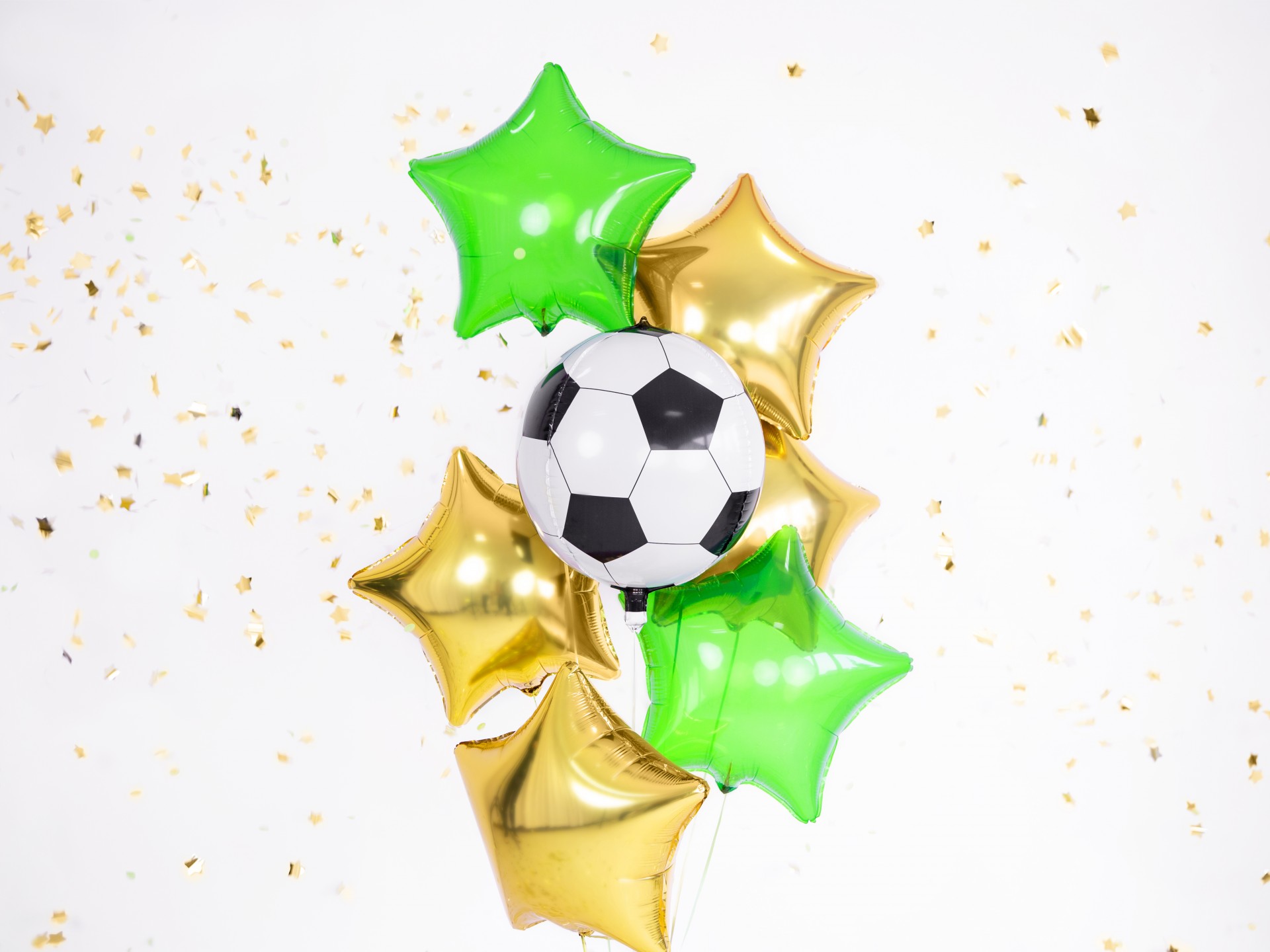 Balões dourados e verdes em forma de estrela e um balão com padrão de bola de futebol, fundo branco com confetes dourados