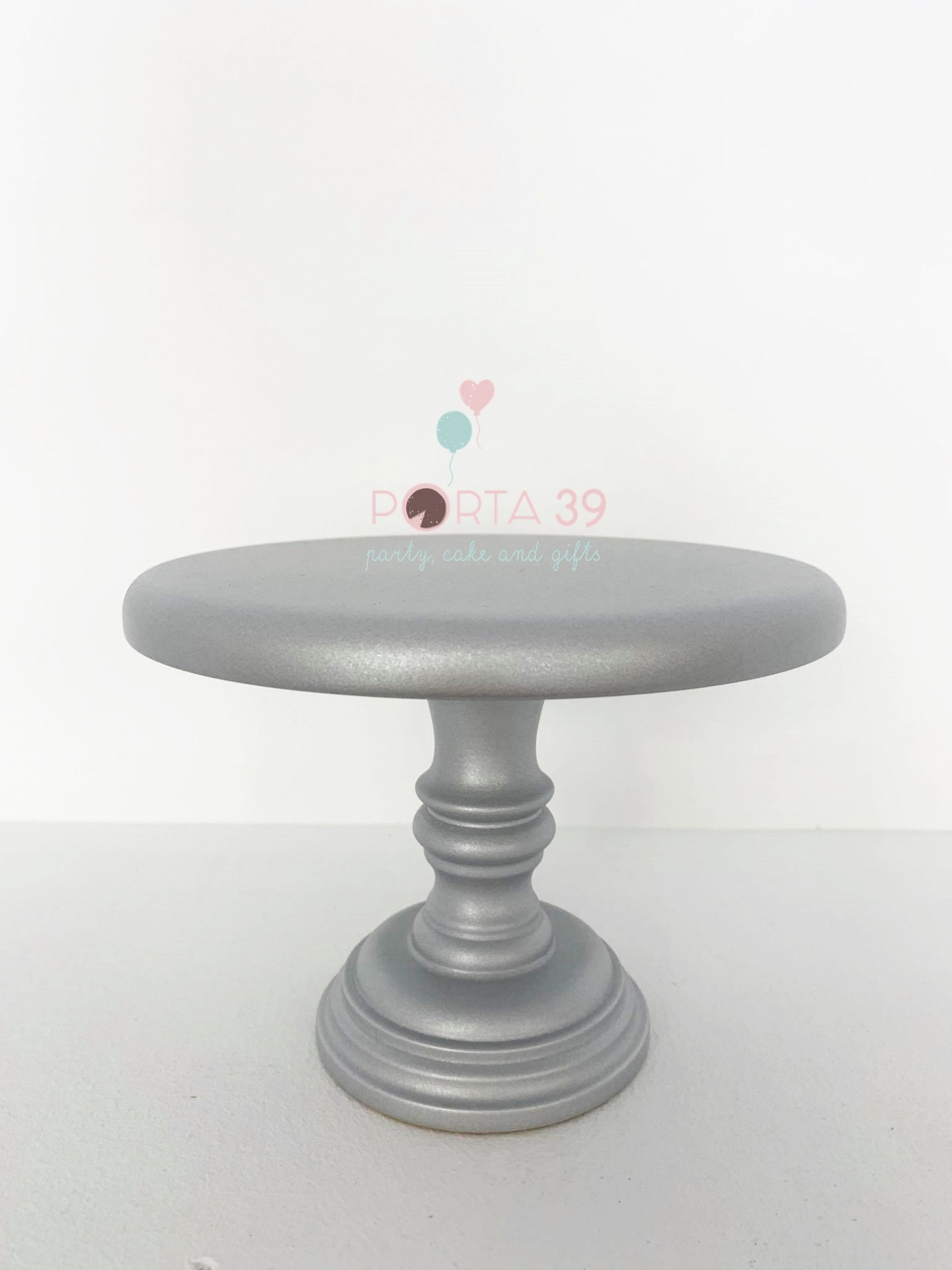 Suporte para bolo cinza prateado com base redonda e lisa