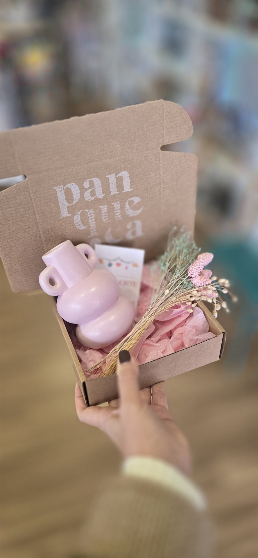 Caixa com vaso cerâmico rosa e flores secas