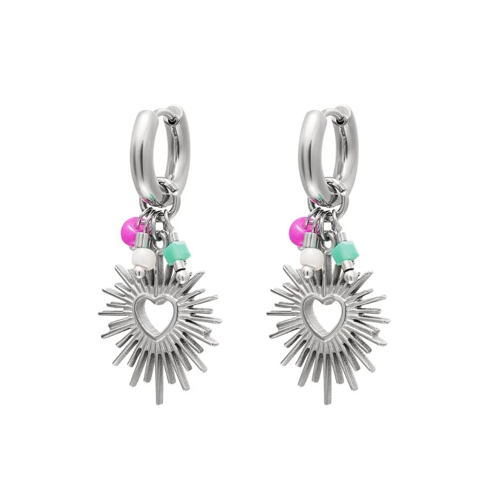 Brincos prateados com pendentes de sol em forma de coração e contas coloridas