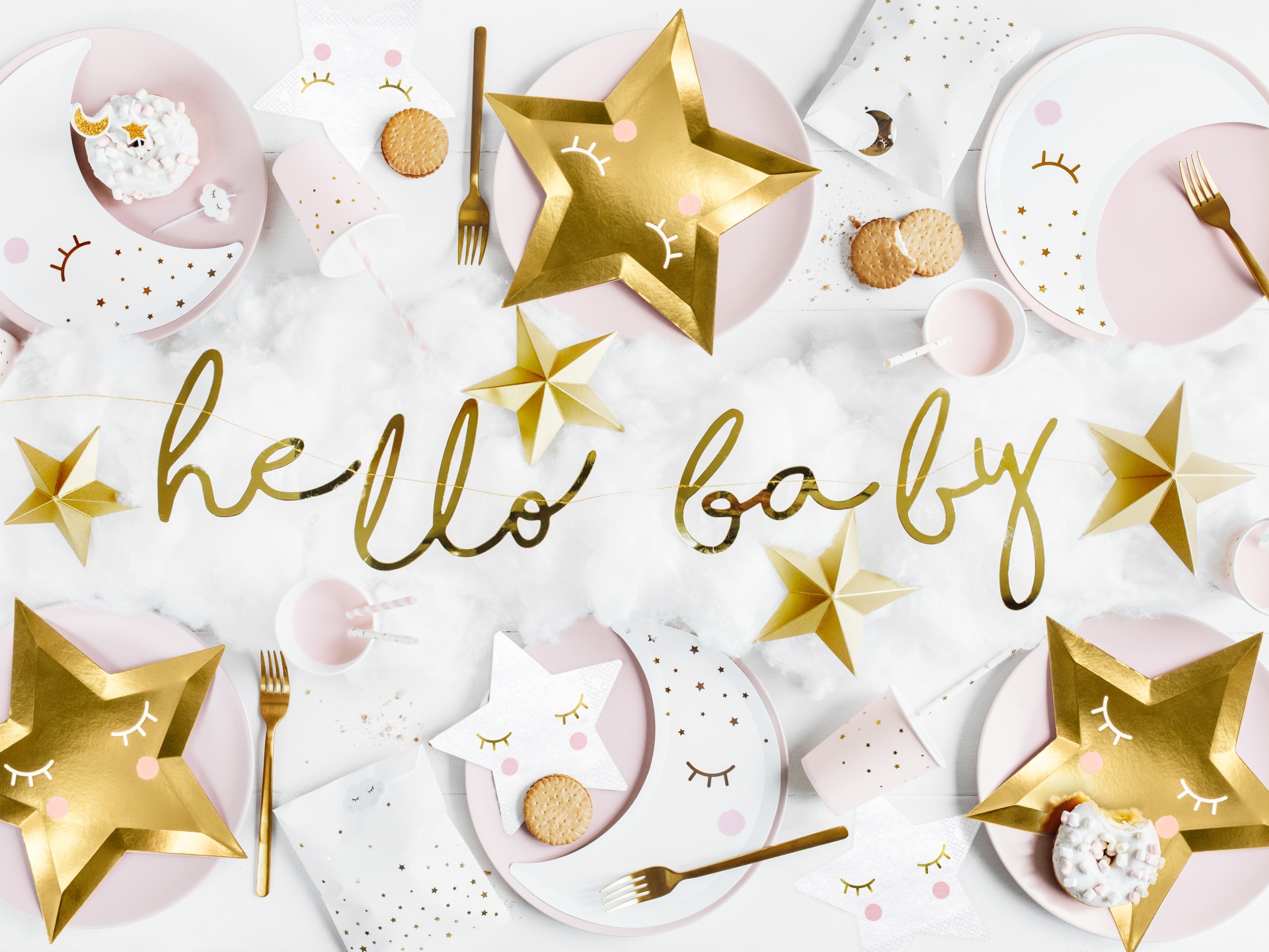 Conjunto de festa com pratos rosa e branco em forma de lua, estrelas douradas e decoração com texto hello baby
