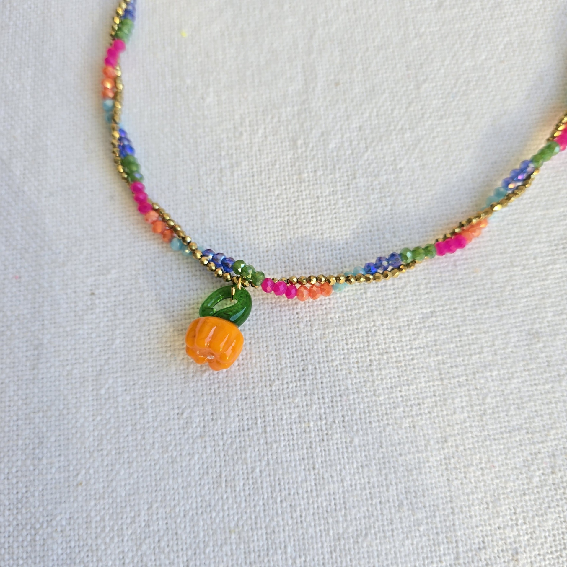 Colar colorido com pingente de abóbora em vidro