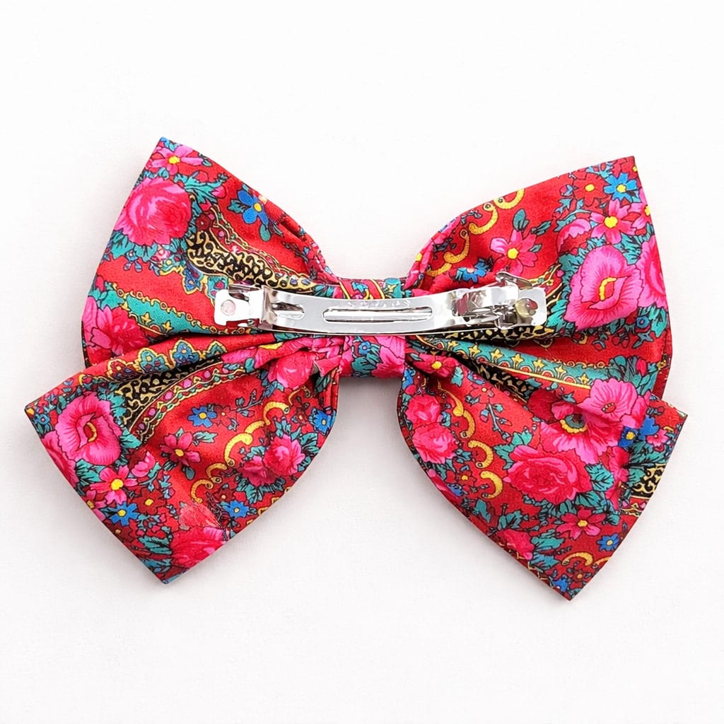 Laço de cabelo com padrão floral colorido e fecho metálico