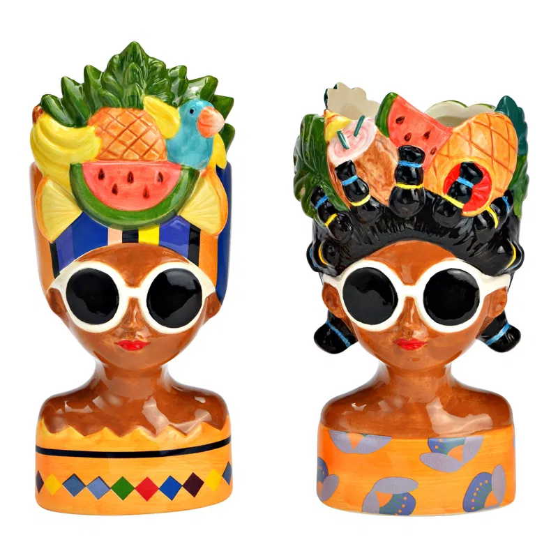 Dois vasos de cerâmica com bustos femininos, óculos de sol, turbante e frutas decorativas coloridas