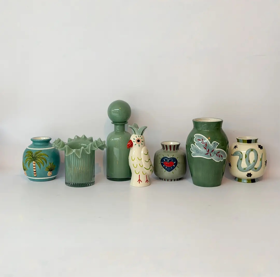 Conjunto de sete vasos decorativos coloridos sobre fundo branco