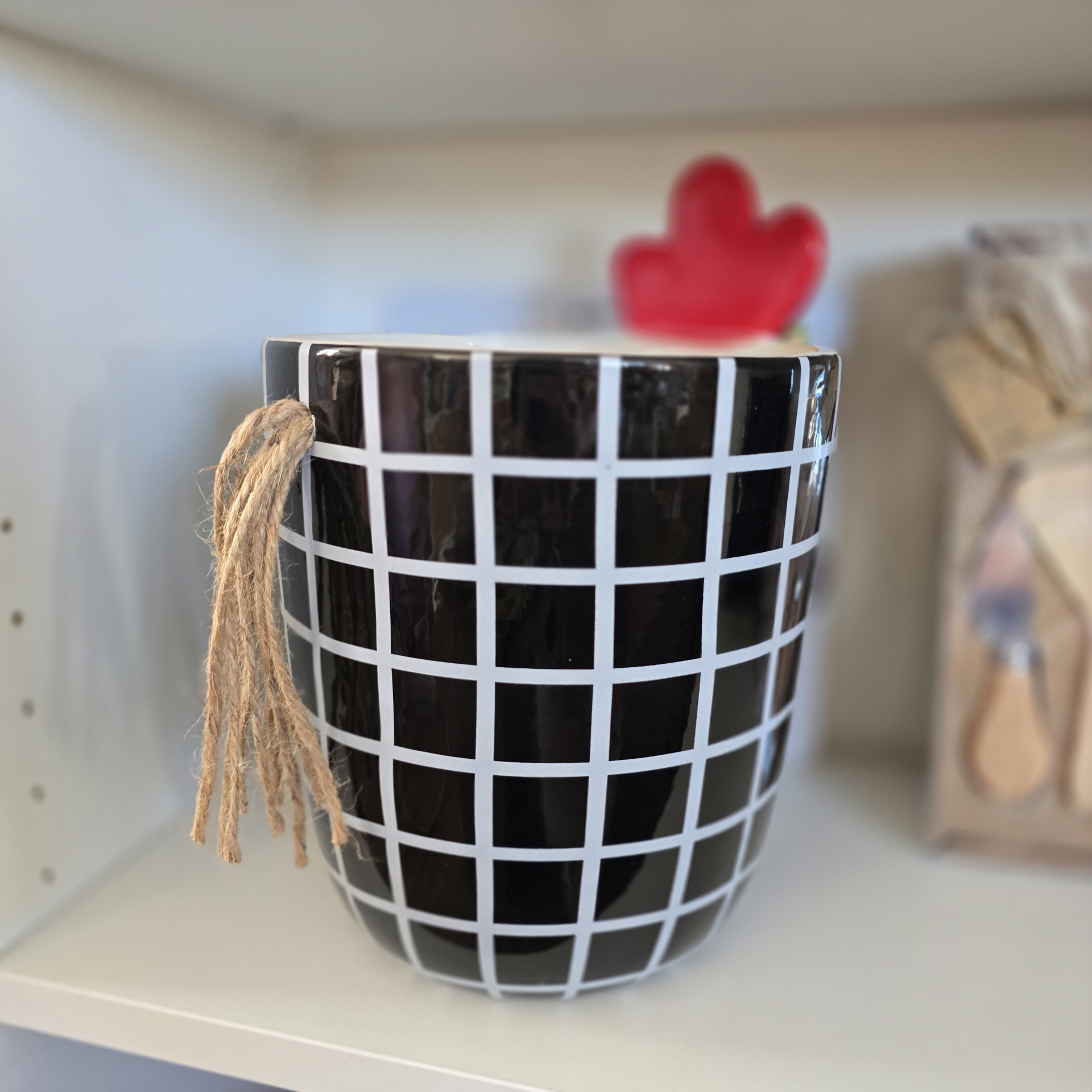 Vaso cerâmico quadriculado preto e branco com corda pendurada