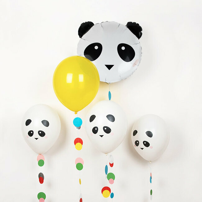 Balões decorativos com estampas de panda e um balão amarelo simples.