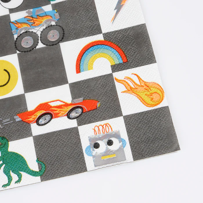 Guardanapo quadriculado com desenhos de carro, robô, dinossauro e arco-íris