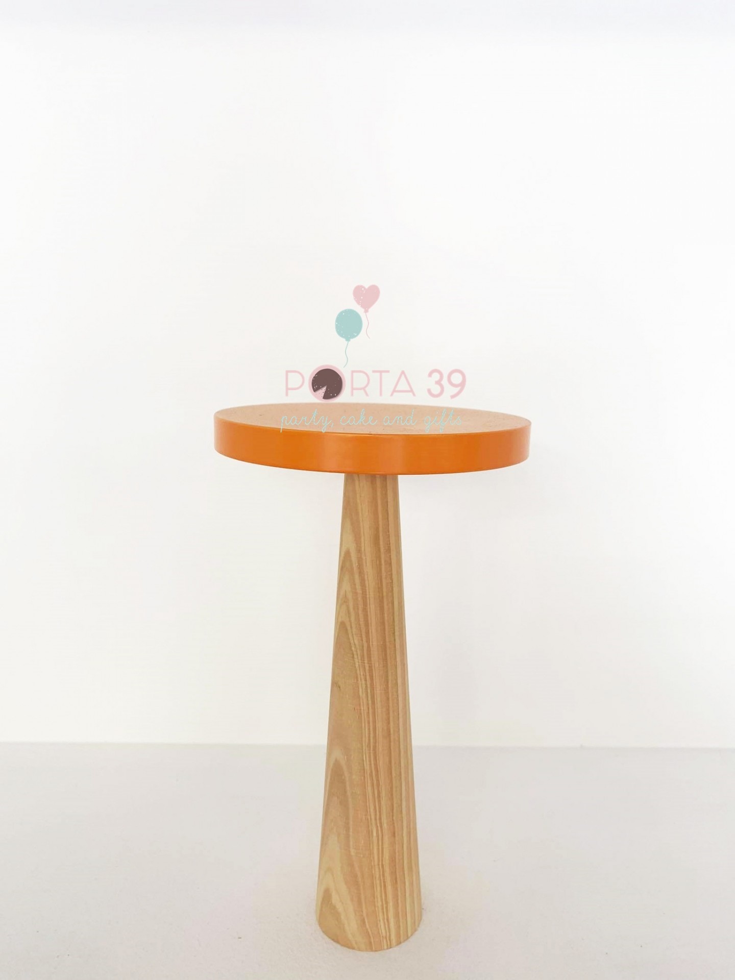 Mesa pequena com tampo redondo laranja e base em madeira clara