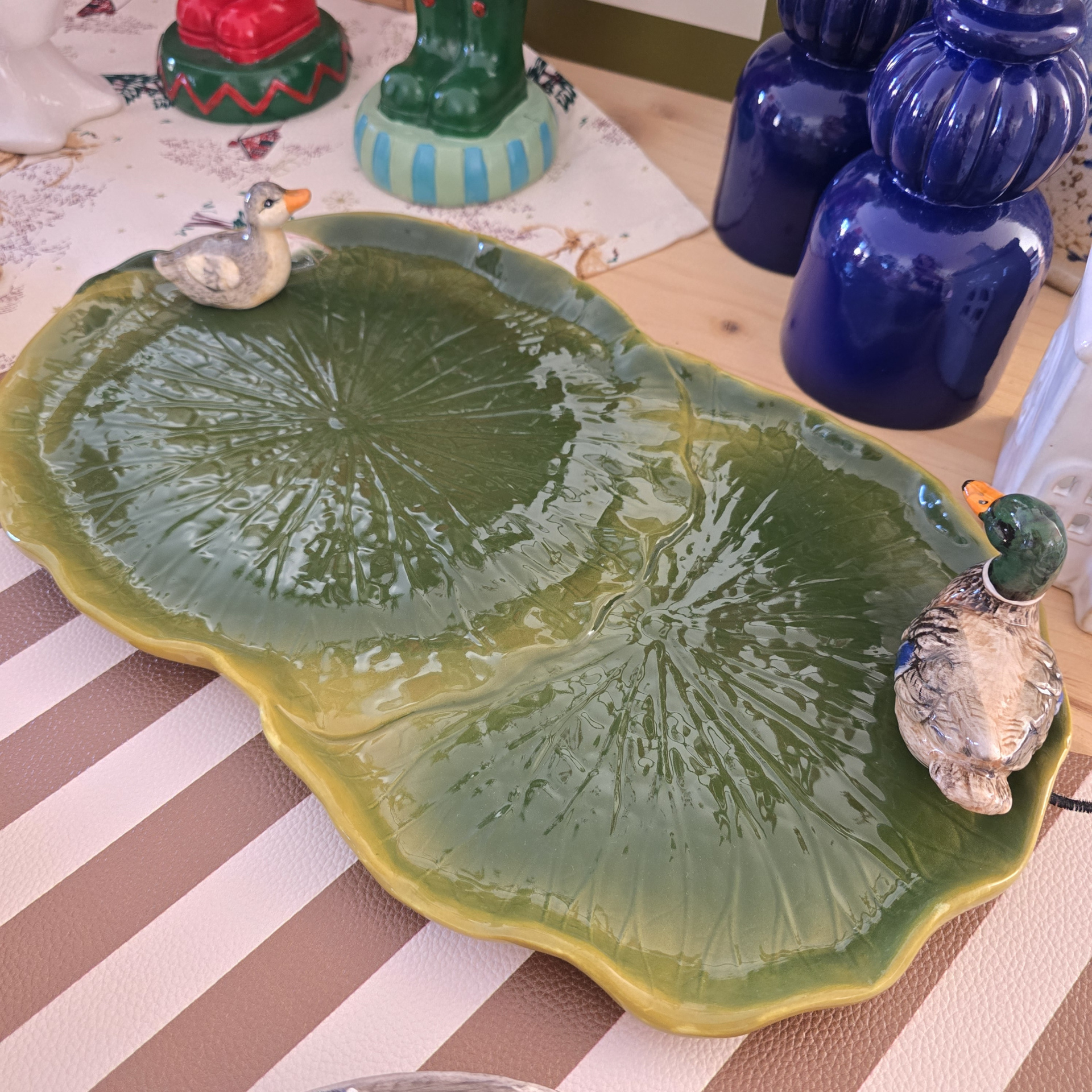 Prato de cerâmica verde em forma de folha com figuras de patos decorativos