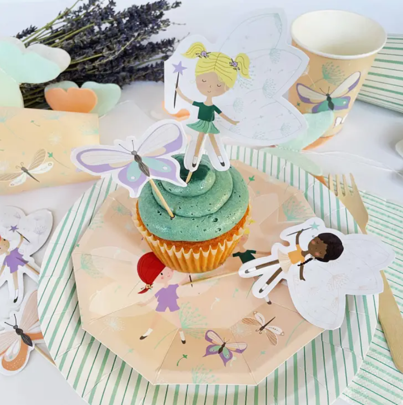 Conjunto festa infantil com cupcake verde, anjinhos e elementos decorativos com padrão de libélulas