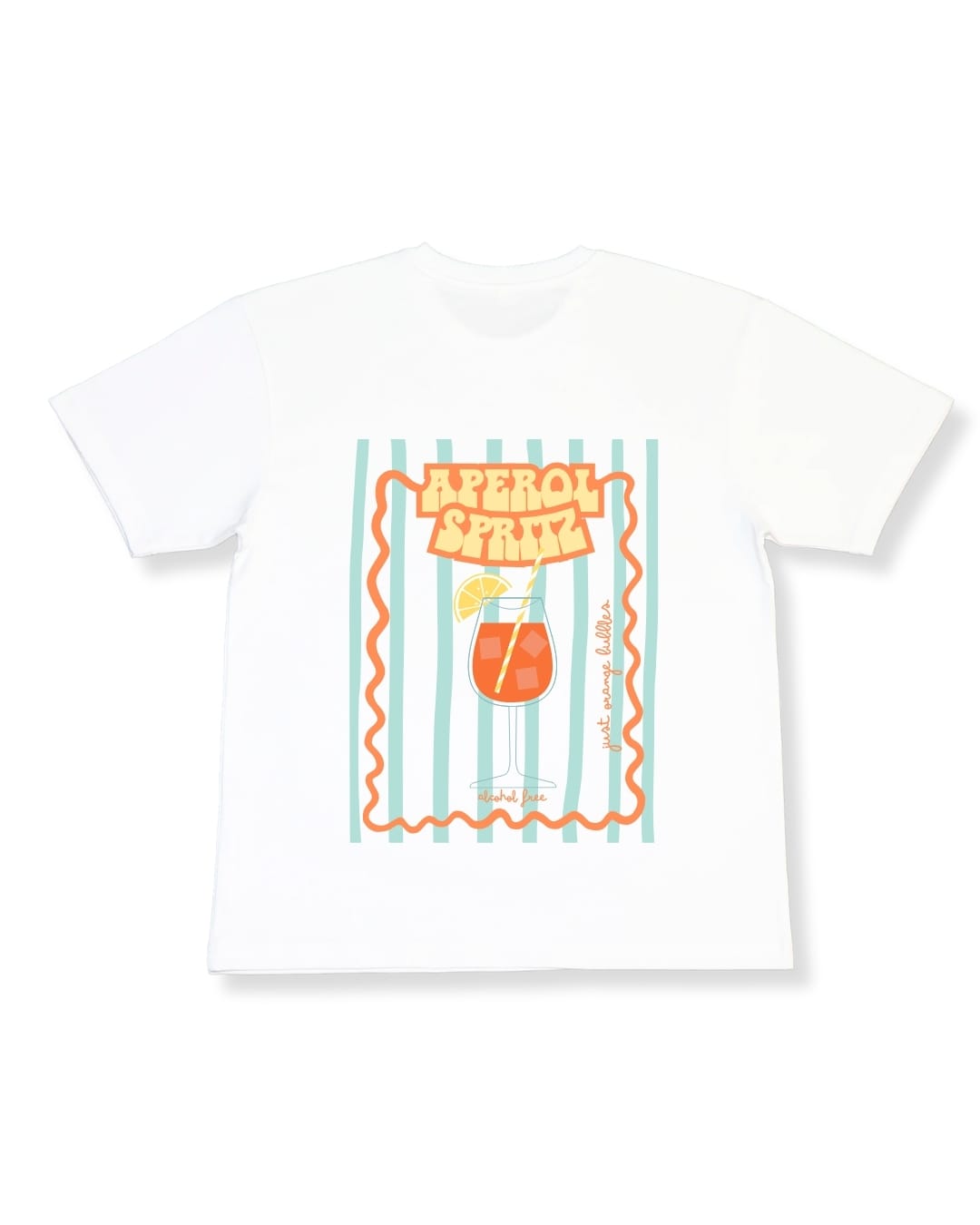 T-shirt branca com estampa de copo de bebida e texto colorido.