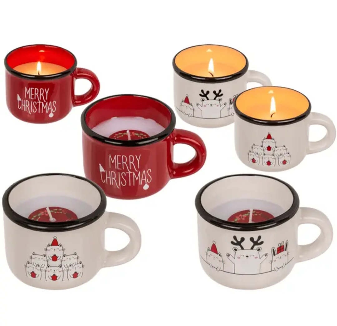 Velas em canecas de cerâmica com tema de Natal, vermelhas e brancas com gatinhos desenhados e texto Merry Christmas.